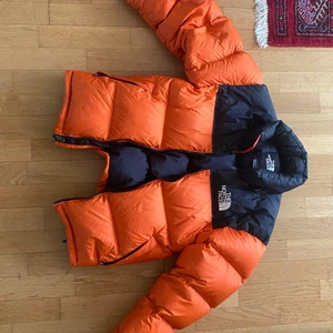 The North Face Nuptse - Köpt hösten 2018, men i mycket gott skick. Inget slitage eller liknande. Storleken är S men passar definitivt medium också! 