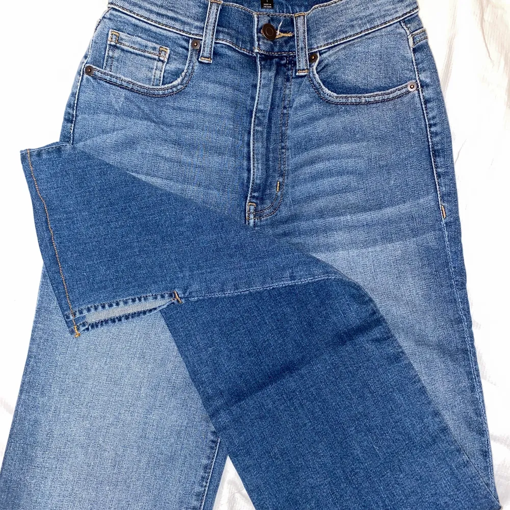 Super fina raka jeans ifrån fashion nova med slits där nere. Jeansen sitter verkligen super fint och formar kroppen. Dom är bra längd på mig som är 174. . Jeans & Byxor.