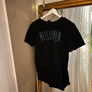 Svart t-shirt med tryck - Svart t-shirt med tryck