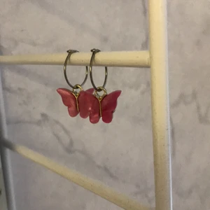 Örhängen  - Ett par fina fjärils örhängen! Rosa fjärilar, små ringar! Bra skick! 