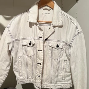 Jeansjacka Mango - En riktigt snygg sommarjacka i jeansmaterial och vit färg från mango 
