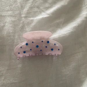Lila hårklämma - En jättegullig lila hårklämma med blåa parljetter på från bikbok. Har nästan aldrig använts då jag har väldigt tjockt hår och inte kan sätta upp hela mitt hår med den. Den är ungefär 9 lång och i bra skick.