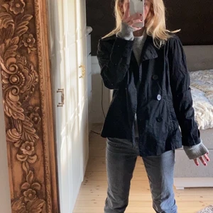 jacka jacka svart köpt på plick  - jättefin svart jacka /korta kappan köpt här på plick, perfekt till våren❤️❤️