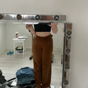 Manchester byxor - Super sköna Gina tricot byxor! Har dem i svart också och det är lätt de skönaste byxorna jag har. Säljer pga att dem tyvärr inte kommer till användning. Stl S men stretchiga så passar M också. Jag är 170cm och dem har en perfektlängd! Använda men bra skick. Nypris 300kr