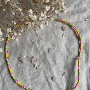 Pärlhalsband  - Pärlhalsband med silver färgat lås ! Super fin enkel 💕 väldigt starka färger ! Halsbandet är 35cm men kan göra den längre ! Frakt tillkommer på 14kr  finns i lager 💖