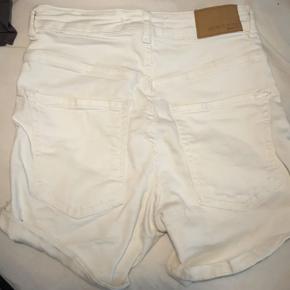 Ett par vita shorts från Gina i strl xs väldigt fint skick pris + frakt (finns även ett par i svart). Shorts.