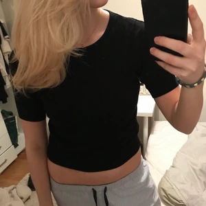 T-shirt  - Så fin t-shirt i ett stickat material  (svårt att få med på bild) I perfekt skick och passar xs-m pga att den är väldigt stretchig 🥰 hör av dig vid frågor!