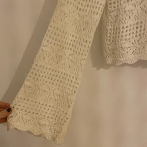 Stickad tröja - Cool stickad tröja med lite utsvängd arm 