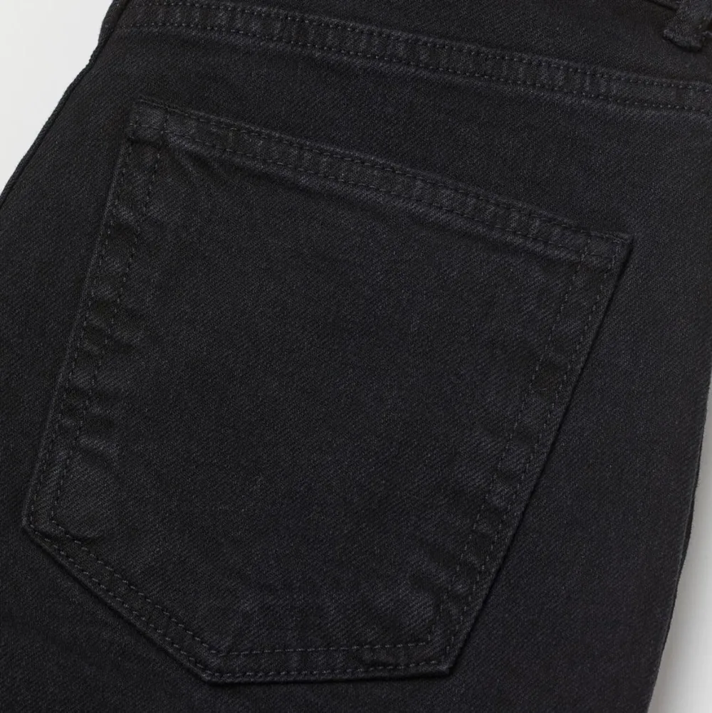 Supersköna jeans från H&M. Sitter som en smäck i midjan och är inte alls solblekta. Storlek S. Jeans & Byxor.