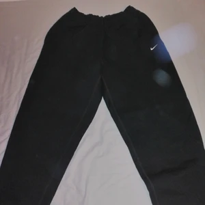 Nikelab NRG sweatpants black  - Nikelab sweatpants i strl M. Relaxed/loose fit. Anvönda 3-4ggr. Kraftig och fin kvalite. Byxorna är slutsålda och säljs inte längre. 