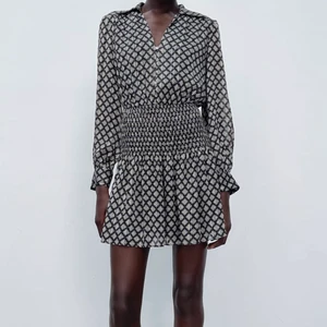 Klänning  - Jättefin klänning från Zara. Helt ny med prislapp kvar. Helt slut i alla storlekar. Köpt för 399 kr. 