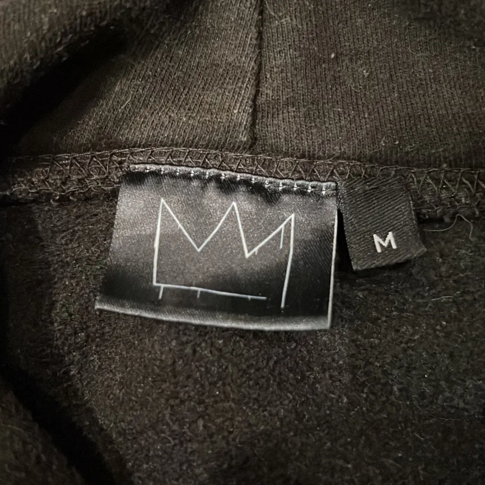 En svart Hov1 hoodie i storlek M.                                        Turné tröja ( 2018 ).                                                       Den är använd men inte så mycket.                     Pris 350kr/bud ⭐️                                                         Kan skickas om mottagaren står för frakten.. Hoodies.