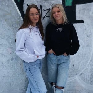 Empowerment Hoddie - Finns i flera olika storlekar, S-XL. Finns i olika tryck som ni ser på bilden. Finns i svart o vit. Inte använda!! Skönt material 