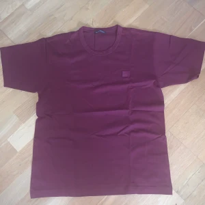 Vinröd Acne T-shirt - Äkta Acne Studios T-shirt. Originalpris: 1000kr. Säljer för 499kr.