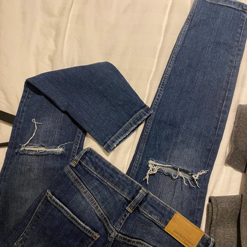 Mörka jeans från Gina i storelk 34. Endast provade men passade tyvärr inte. Höga i midjan & hål i båda knäna💕. Jeans & Byxor.