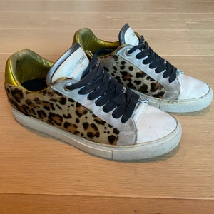 Zadig & voltaire sneakers - Jättesnygga sjukt bekväma skor som ej kommer till användning ❣️ köpte nya för ca 2500kr, de är tyvärr slitna på vissa ställen som man ser därför ja säljer billigt. Kommentera bud elelr skriv till mig🥰