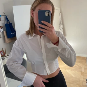 Vit Skjorta från Ginatricot  - Säljer den svinsnygga korta, vita skjortan från Ginatricot och har en väldigt snygg knyt detalj i ryggen. Den är endast använd en gång och har tyvärr blivit för liten, men den är i mycket gott skick. Storleken är 36. Frakt tillkommer om inget annat är överenskommet 😊