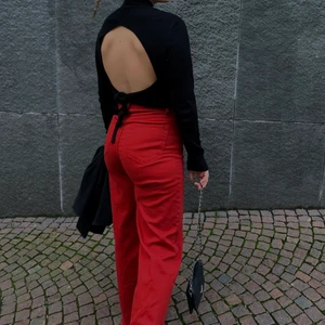 Röda jeans - Röda jeans från h&m i storlek 38, passar även 36. Köpa för 399kr och använda ca 2 gånger