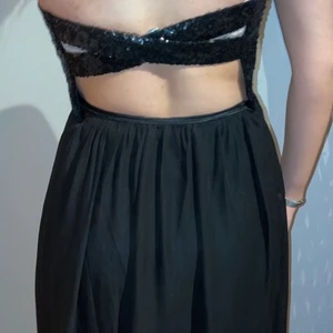 Långklänning svart stl 36 - långklänning/balklänning med paljetter upptill, med dragkedja i sidan. Använd en gång.