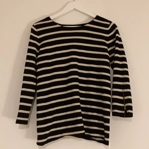 Randig tröja Filippa K - Svart & vit tröja, randig från Filippa K! Väldigt Stockholmsstil. Liten i storlek!!