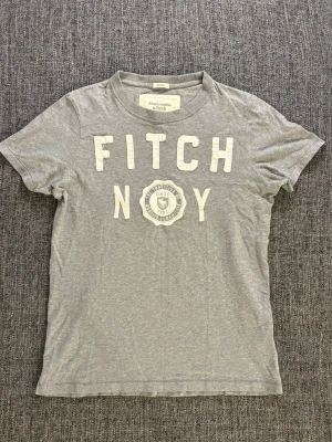 Abercrombie & Fitch t-shirt ~ efterfrågad modell - Säljer nu denna T-shirt ifrån ” Abercrombie & F” Storlek L/M | Sällsynt modell | perfekt nu till våren | Frågor och fundering meddela direkt,😊 Obs kan även gå ner i (pris) vid snabb affär! Fraktas inom 24h 📦