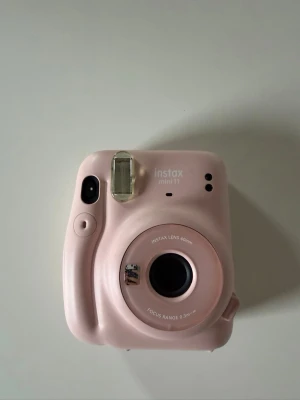 Rosa Instax Mini 11 direktkamera - Har använt den få gånger så är i bra skick men man får köpa till papper själv för att kunna ta bilder 