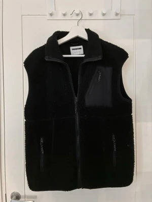 Snygg svart teddy väst! - Snygg svart teddy väst, inga defekter och knappt använd!!💗💗