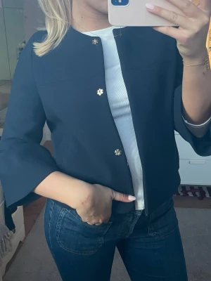 Trekvartsärmad kappa - Supersöt Trekvartsärmad kappa/jacka med volangarm