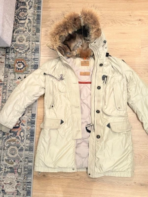 Parajumpers - Masterpiece Collection  - Säljer en exklusiv Parajumpers Masterpiece Parka i beige – en tidlös och stilren modell som kombinerar komfort, värme och funktion.  