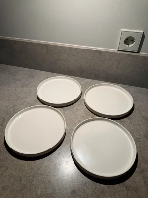 Fyra vita assietter  - Säljer fyra vita assietter från Åhléns. 