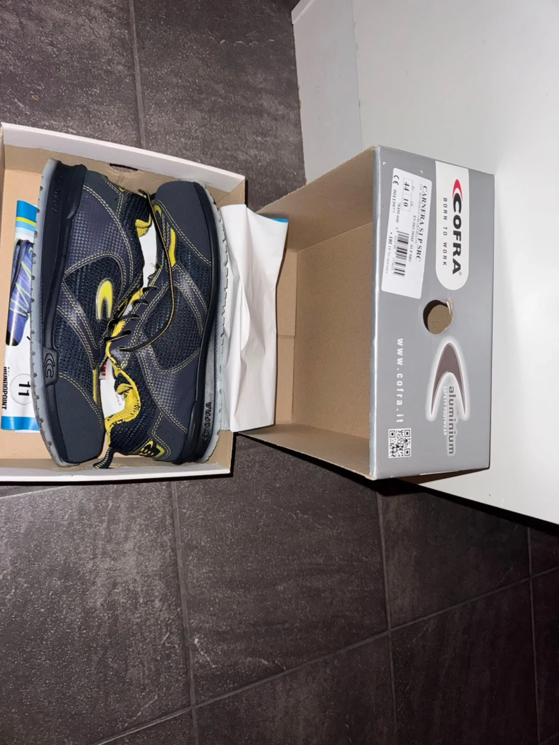 Svarta och gula sneakers från Cofra