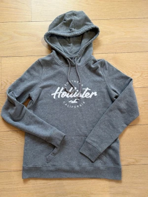 Vintage hollister hoodie  - Fet hollister hoodie, plagget är vintage som är eftertraktat. Skicket är 10/10 som märks. Storleken är S. Startpriset ligger på 499 men kan diskuteras 😁😁