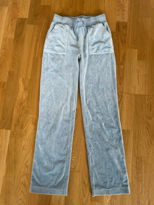 Juicy byxor - Säljer mina fina varsamt använda juicy couture byxor💕inga defekter eller missfärgningar, sparsamt använda och väl omhändertagna💕inte använt dem på väldigt länge så känns dags att göra sig av med dem till nån som ger dem mer liv🥰