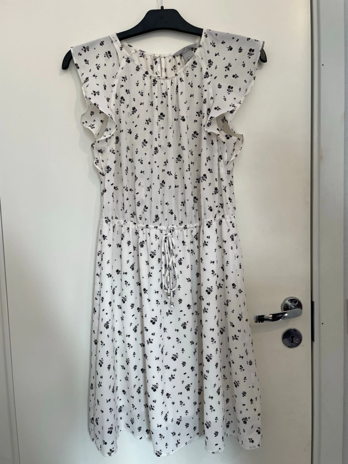 Vit blommig klänning med volang