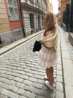 Gul stickad tröja - Ljusgul stickad tröja med vringning. Storlek S. Endast använt vid fåtal tillfällen.