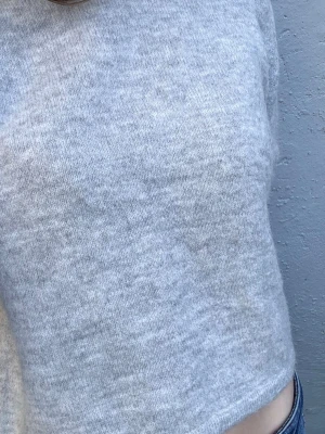 grå stickad kortärmad tröja från gina  - Jättefin vårtröja🥰🥰strl 146 men passar mig som är 160 beroende på hur kort man vill att den ska vara. Säljer då den inte kommer till användning. Använd 4-5 gånger så inte nopprig. Tar emot prisförslag.