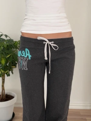 Aeropostale lågmidjade byxor  - Storlek M. Skickas inom 24h. Se liknande plagg i min profil! 