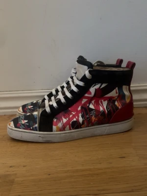Christian Louboutin ”Serigraf Version”  - Tja, säljer nu dessa loubs. Inget OG tyvärr. Men kan garantera äkthet pga dom släpptes enbart i en viss mängd samt är en sällsynt collab. Köpta i Paris cirka 2019. För fler bilder är det bara att hojta:) 