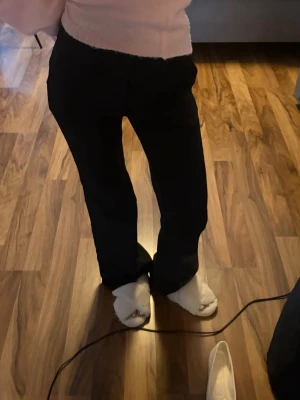 Svarta raka byxor med normal passform - Svarta byxor med rak passform och normal midja. Klassisk och stilren modell som är enkel att matcha med olika toppar. Perfekta för dig som gillar en clean och tidlös look.