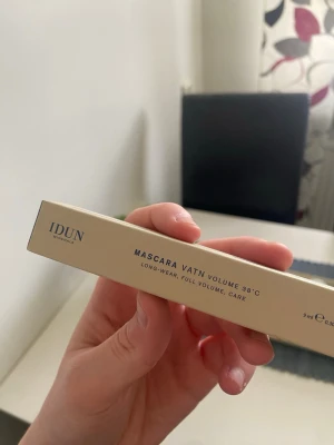 IDUN Mascara Vatn Volume 38°C /Oanvänd  - Oanvänd blå mascara från Idun minerals som jag fick i PR av Lyko , jag använder inte blå mascara så säljer den till någon som har användning för den. Pris hos Lyko: 229kr 