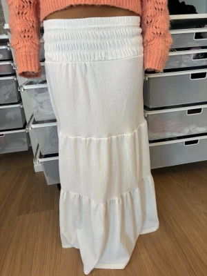 Vit långkjol med resårmidja - Superfin långkjol nu till vår och sommar. Passar xs, s