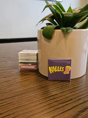 Kylskåpsmagnet Kalles  - Available in size 50x50mm. All magnets are designed and handmade by me. I use materials that are a mix of new and second hand. I aim to send orders within 24 hours with Postnord, Bring or Early Bird. Follow me on Vinted and Insta. Insta: magnet.man  /Magnet man 🧲