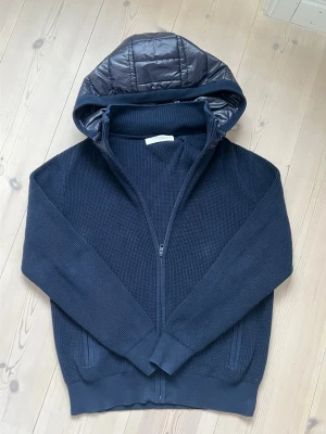 Cardigan från sayless - Sjukt fet cardigan ifrån sayless i storlek S🤩 Endast använd ett fåtal gånger🙌 Färg mörkblå🔵 Avtagbar luva. Tveka inte att ställa frågor🤝