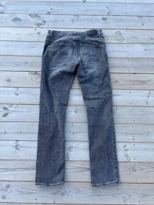 Nudie jeans grim tim - Säljer dessa feta gråa nudie jeans i den populära modellen grim Tim! Storlek W32 L34! De är i mycket fint skick, inga defekter hittas! Kom gärna med frågor och prisförslag 😊