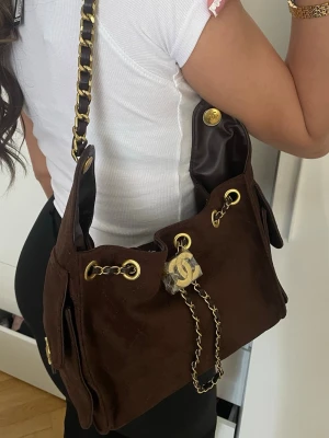 Ch@nel 25 bag - Stainless detaljer, aldrig använd fejk mocka.  