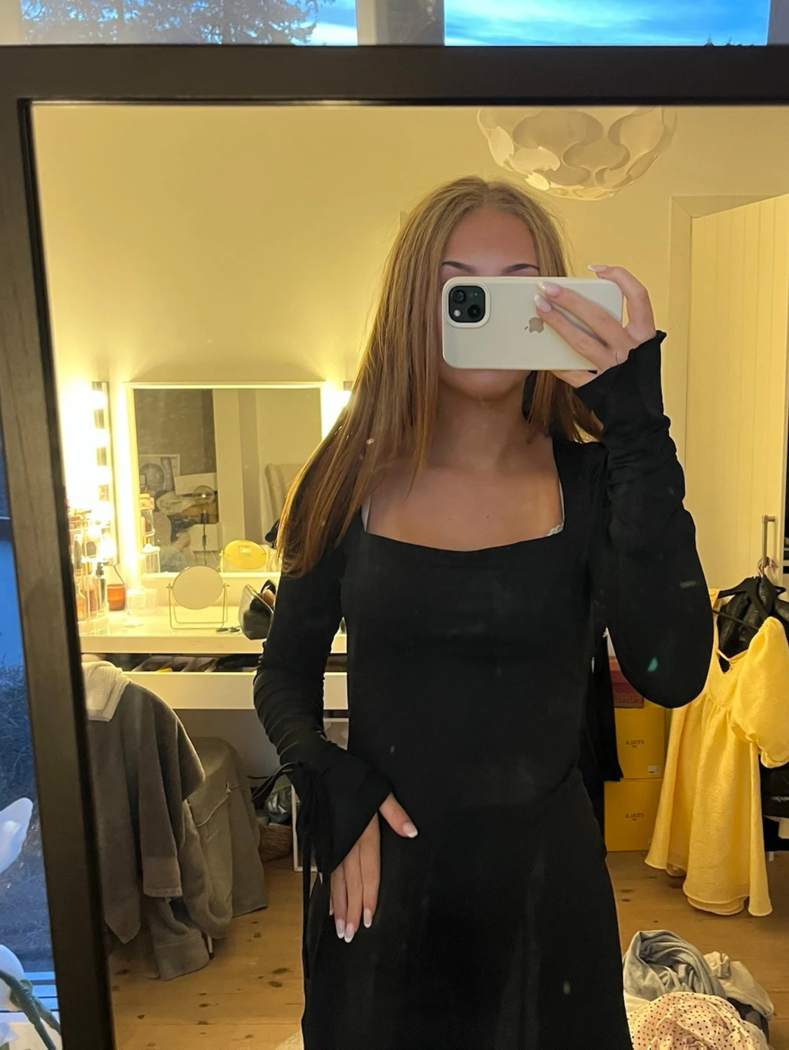 Svart långärmad kortklänning - 1