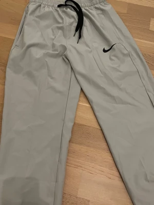 Nike byxor  - Säljer mina Nike byxor eftersom de aldrig kommit till användning. Byxan är endast testad och aldrig använd utomhus.