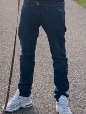  jeans Replay - De ser svarta ut på bilderna men är mörkblå) Midjemått: 39 cm Innerbenslängd: 79cm