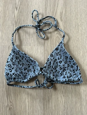 Blå leo bikiniöverdel - Superfin bikiniöverdel med blått leopard mönster! Köpt från NA-KD men endast använt 1 gång. 🩵