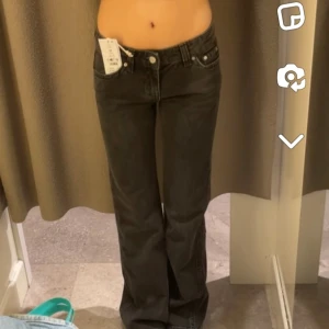 Svarta bootcut jeans från Gina Tricot - Snygga svarta bootcut jeans från Gina, jag är 166cm lång och har storlek 32. Skriv om fler bilder behövs eller om du har frågor 💛orginal pris var 500kr och jag säljer nu för 150kr!